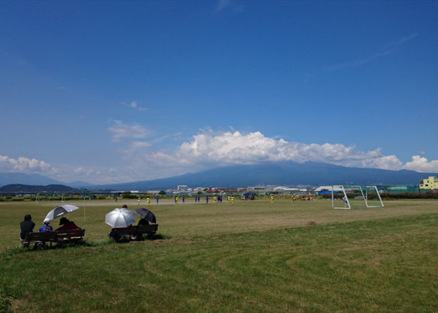 富士山とサッカー少女