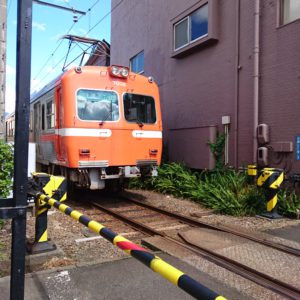 町を走るオレンジ色