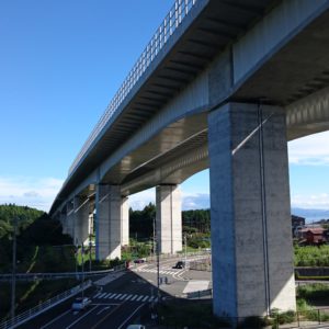 新東名、山々を走る
