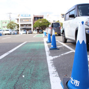 富士山コーンが並ぶ駐車場